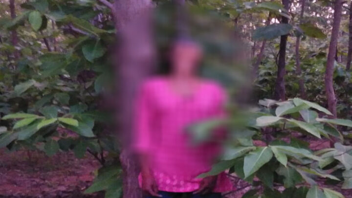 फिंगेश्वर – बाबा कुटी जंगल में फंदे पर लटकी मिली कॉलेज छात्रा का लाश.. स्कार्फ को बनाएं थे फंदा.. पुलिस इन मामलों में कर रही है जांच..