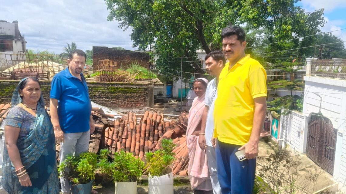 भारी बारिश से गरीब महिला की झोपड़ी की छत गिरी, उपाध्यक्ष देवीचंद राठी ने तत्काल सहायता के दिए निर्देश