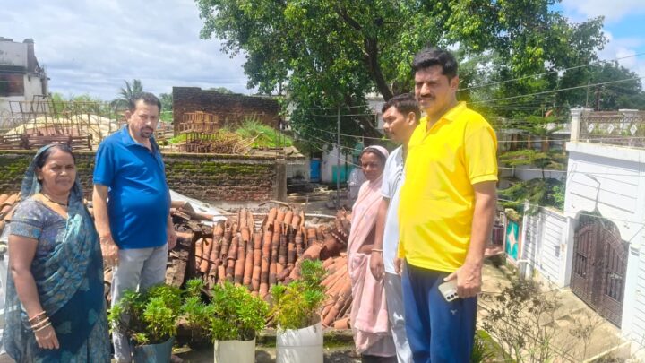 भारी बारिश से गरीब महिला की झोपड़ी की छत गिरी, उपाध्यक्ष देवीचंद राठी ने तत्काल सहायता के दिए निर्देश