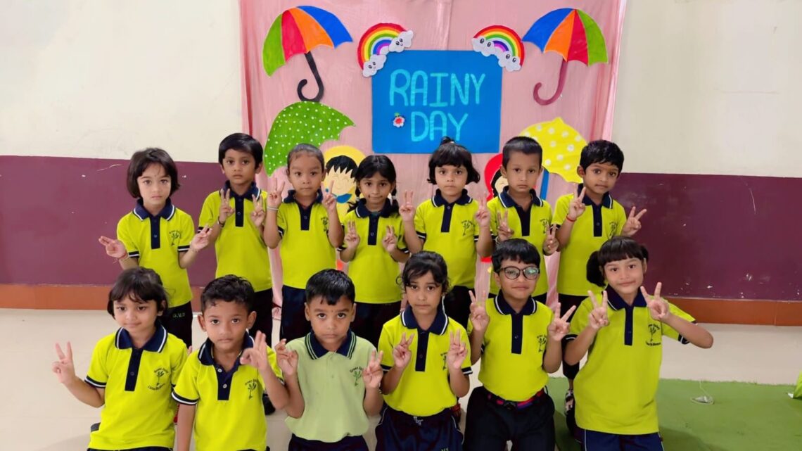 ग्रीन वैली स्कूल में बनाया रेनी डे.. बच्चों ने रंग बिरंगी छतरी से बारिश कि बुंदों को हथेली में समेटे…