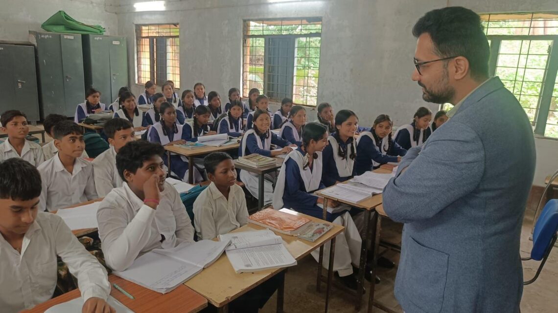 नशे से दूर रहें, कैरियर पर करें फोकस : कलेक्टर