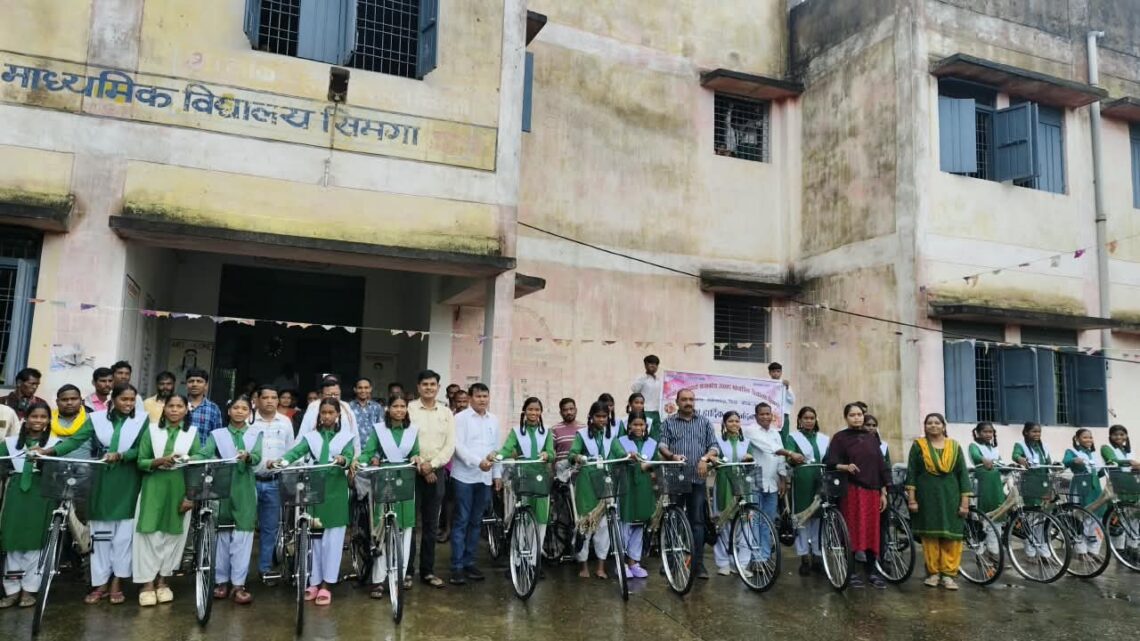 सरस्वती सायकल योजना से हायर सेकेण्डरी स्कूल सिमगा की 44 बालिकाओं के चेहरे पर खिली मुस्कान…सरस्वती सायकल योजना के तहत छात्राओं को निःशुल्क सायकल वितरण…