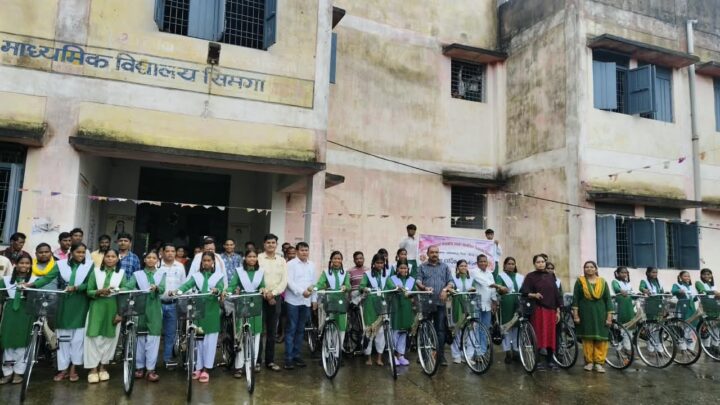 सरस्वती सायकल योजना से हायर सेकेण्डरी स्कूल सिमगा की 44 बालिकाओं के चेहरे पर खिली मुस्कान…सरस्वती सायकल योजना के तहत छात्राओं को निःशुल्क सायकल वितरण…