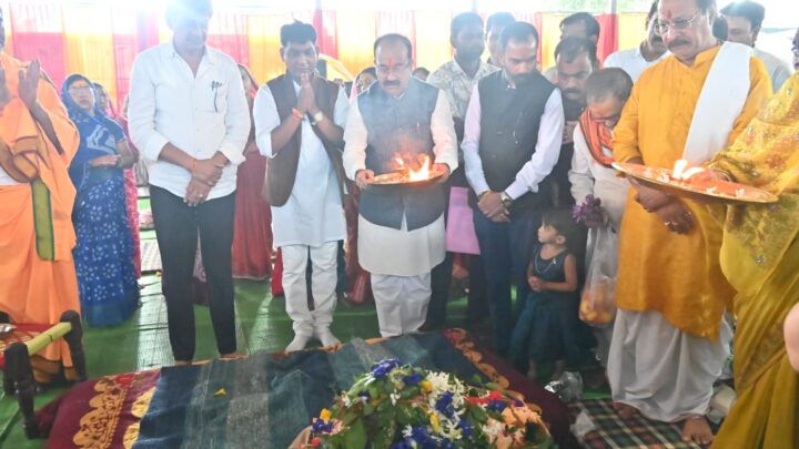 उप मुख्यमंत्री श्री अरुण साव महारुद्राभिषेक में शामिल हुए…