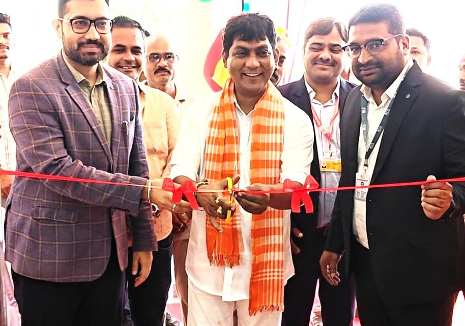 महासमुंद में बुनियादी सुविधाओं से लैस नए आधार सेवा केन्द्र का विधायक योगेश्वर राजु सिन्हा ने किया उद्घाटन….