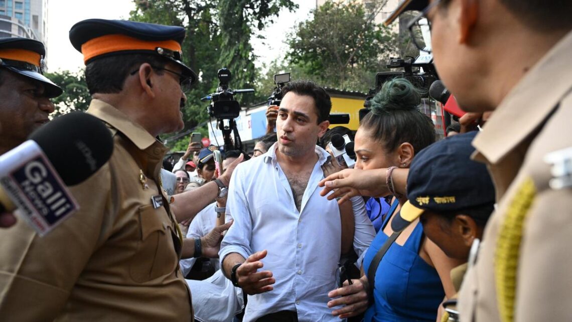 इमरान खान को प्रदर्शन पड़ा भारी…28 अक्टूबर तक भारत छोड़ने का आदेश… अगस्त क्रांति मैदान में सीईसी के खिलाफ प्रदर्शन..