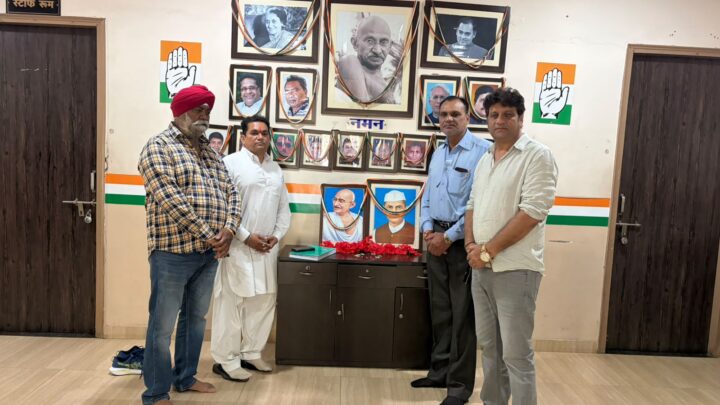 महात्मा गांधी और शास्त्री जी अमर रहे: राजीव भवन में श्रद्धांजलि
