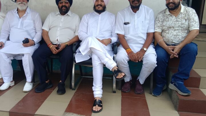प्रसिद्ध रागी भाई बबीहा जी ने पूर्व विधायक कुलदीप जुनेजा के दवाई के लंगर की सराहना की