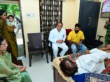 सेक्टर-2 में सांड के हमले में घायल परिवार से मिले पूर्व विधायक विकास उपाध्याय, निगम की व्यवस्था पर उठाए सवाल