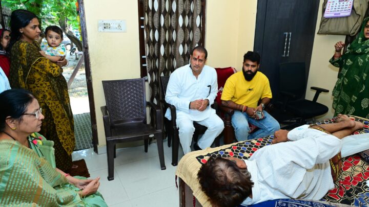 सेक्टर-2 में सांड के हमले में घायल परिवार से मिले पूर्व विधायक विकास उपाध्याय, निगम की व्यवस्था पर उठाए सवाल