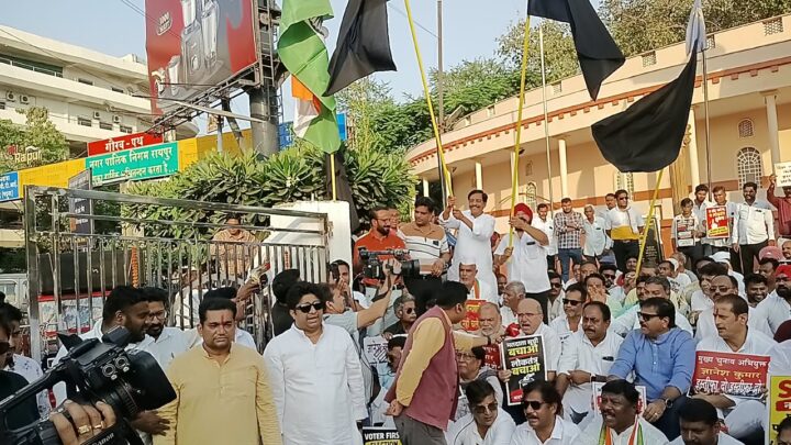 वोट चोर गद्दी छोड़: मुख्य चुनाव आयुक्त के इस्तीफे की मांग को लेकर कांग्रेस ने निकाली मशाल रैली