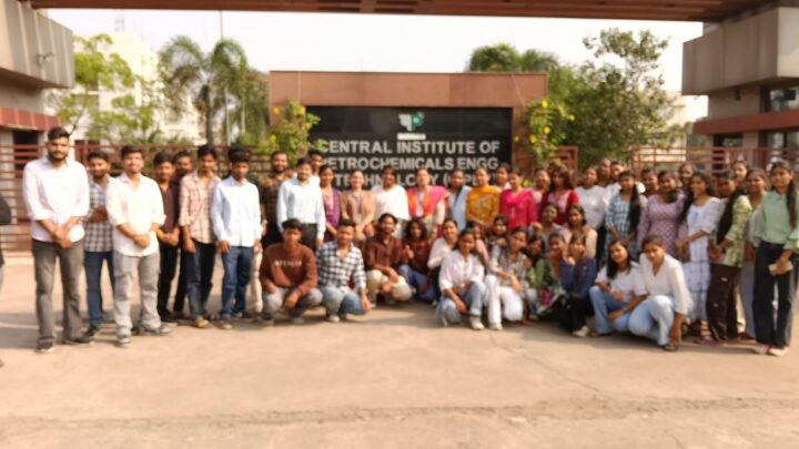 शांतिनिकेतन महाविद्यालय के छात्रों ने किया CIPET का औद्योगिक भ्रमण