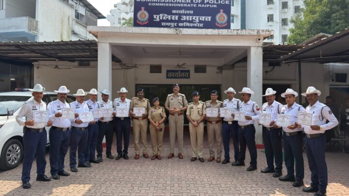 यातायात ड्यूटी के साथ अपराध पकड़ने वाले 13 पुलिसकर्मी सम्मानित, कमिश्नर डॉ. संजीव शुक्ला ने दिया प्रशस्ति पत्र