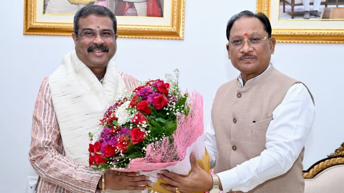मुख्यमंत्री विष्णु देव साय से सांसद धर्मेंद्र प्रधान ने की शिष्टाचार भेंट
