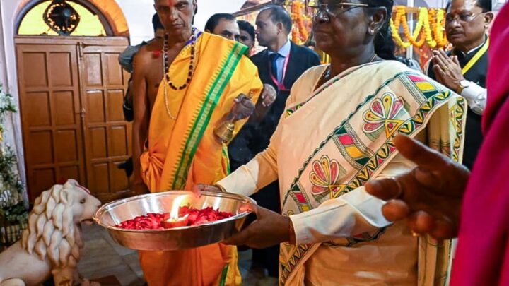 राष्ट्रपति द्रौपदी मुर्मु ने की माँ दंतेश्वरी की पूजा, देशवासियों की सुख-समृद्धि की कामना की