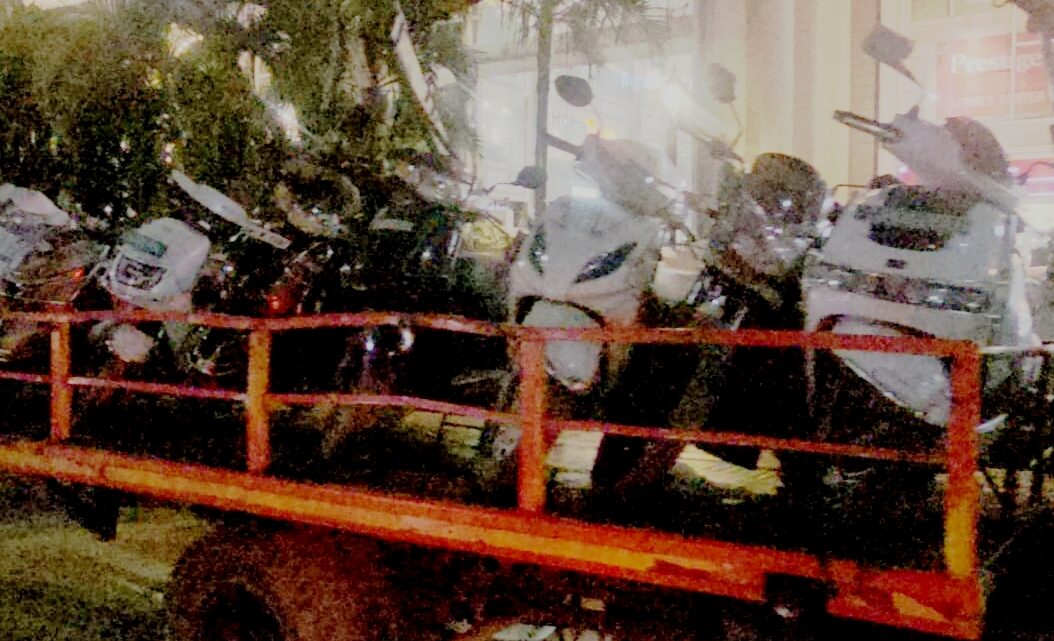 नो पार्किंग में खड़े वाहनों पर रायपुर ट्रैफिक पुलिस की सख्त कार्रवाई, क्रेन से हटाए वाहन