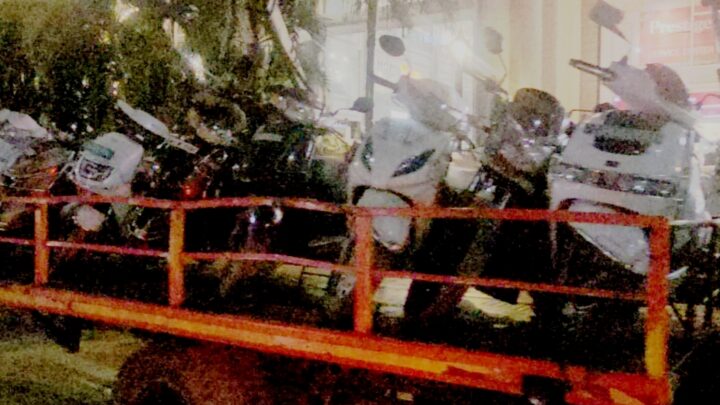 नो पार्किंग में खड़े वाहनों पर रायपुर ट्रैफिक पुलिस की सख्त कार्रवाई, क्रेन से हटाए वाहन