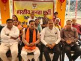 दक्षिण सिविल लाइन मंडल के बूथ 322 में वरिष्ठ भाजपा नेता अमर गिडवानी सहित नेताओ ने सुनी गई मन की बात