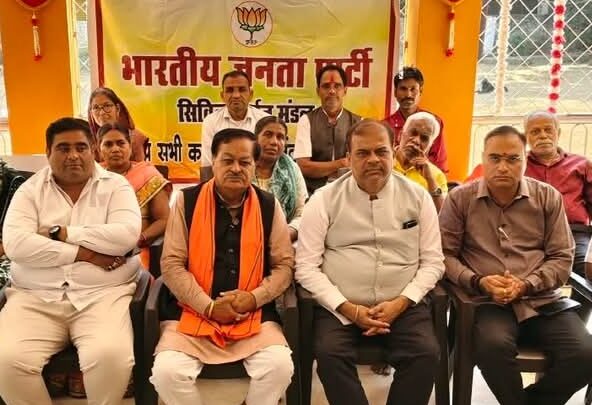 दक्षिण सिविल लाइन मंडल के बूथ 322 में वरिष्ठ भाजपा नेता अमर गिडवानी सहित नेताओ ने सुनी गई मन की बात