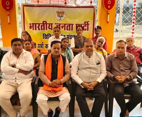 दक्षिण सिविल लाइन मंडल के बूथ 322 में वरिष्ठ भाजपा नेता अमर गिडवानी सहित नेताओ ने सुनी गई मन की बात