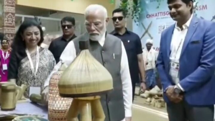 भारत पर्व में छत्तीसगढ़ के स्टॉल की PM मोदी ने की सराहना, बस्तर के कलाकारों से की बातचीत